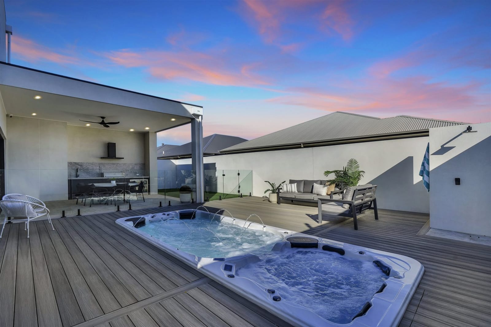 33 Kingfisher Drive Riverlea Park — dusk photography