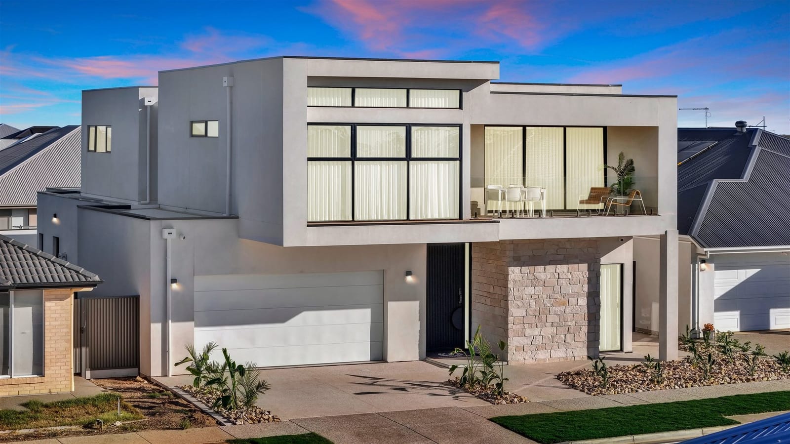 33 Kingfisher Drive Riverlea Park — dusk photography